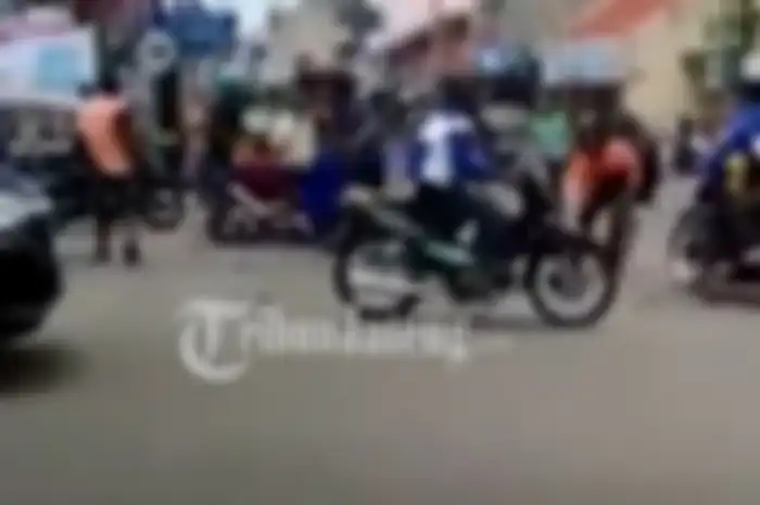 Seorang pemotor nekat terobos lampu merah di Tegal hingga tabrak driver ojol dan pemotor lain.