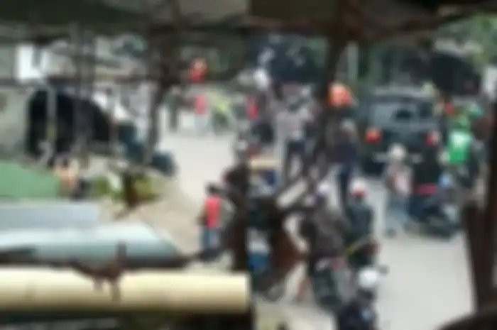 Kondisi mobil tabrak lari yang diamuk warga dai pemotor di Bandung, Jawa Barat.