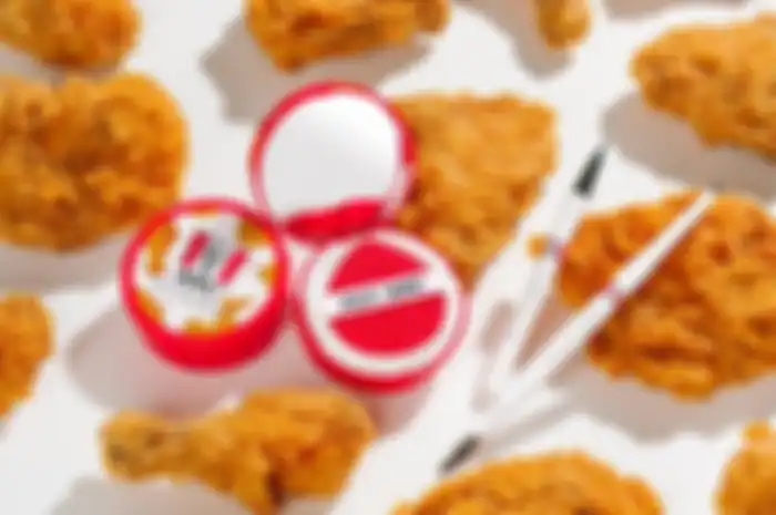 Dear Me Beauty kembali berkolaborasi dengan KFC di koleksi makeup lokal berkualitas.