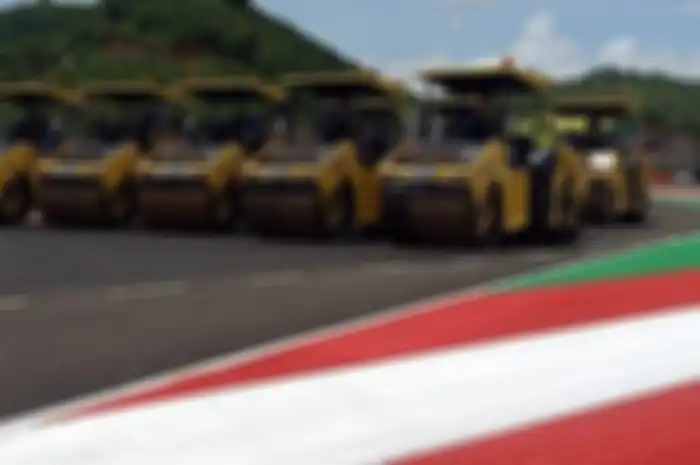 Update pengaspalan ulang Sirkuit Mandalika, Lombok, NTB, akhirnya dimulai dan sudah sampai di trek lurus menjelang MotoGP Indonesia 2022.