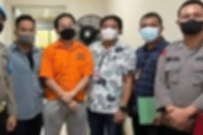 Indra Kenz tampak lesu saat memakai baju tahanan. Karyawan bisnis kulinernya nekat lakukan ini. Laporannya juga ditunda polisi. 