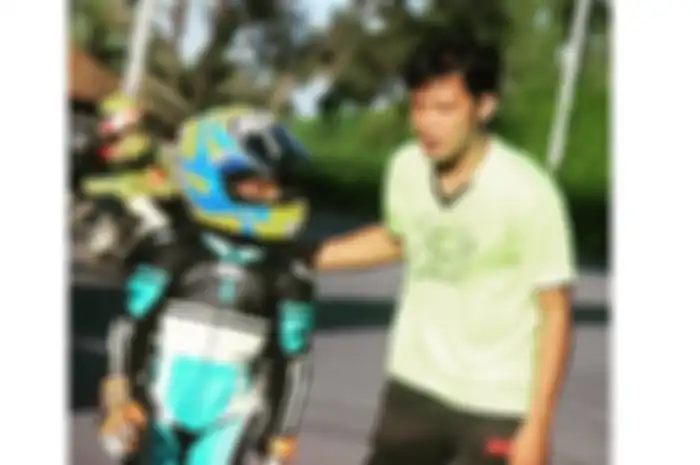 Pantas jago, pembalap Indonesia Veda Ega Pratama (kiri) digembleng sang ayah, Sudarmono (kanan) sejak umur 4 tahun.