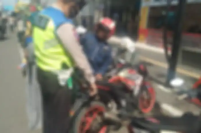 Ilustrasi. Polisi masih menilang bikers yang nekat pakai knalpot bising alias knalpot brong saat razia.