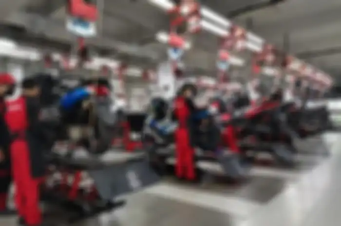 Servis motor di bengkel resmi Yamaha
