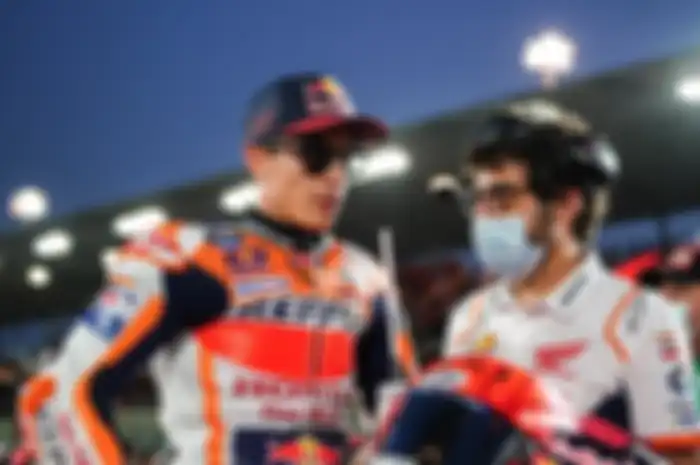 Marc Marquez (kiri) bareng crew chief Santiago Hernandez, keki dengan MotoGP Qatara 2022 dan fakta yang bicara