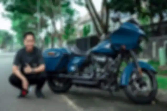 Momen Doni Salmanan bersama motor Harley-Davidson.