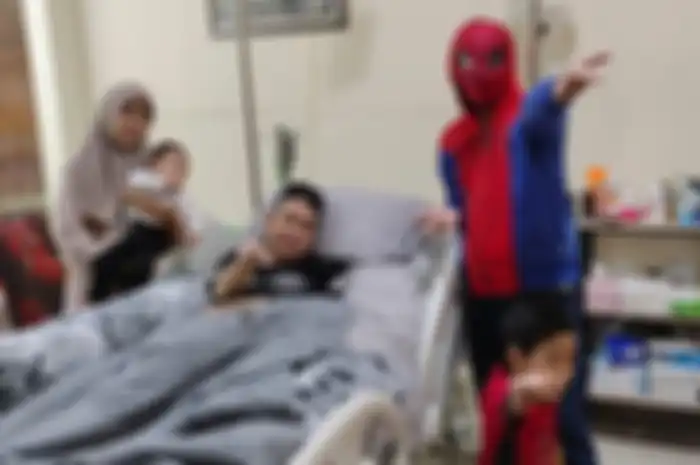 Hilman Hariwijaya bersama keluarga