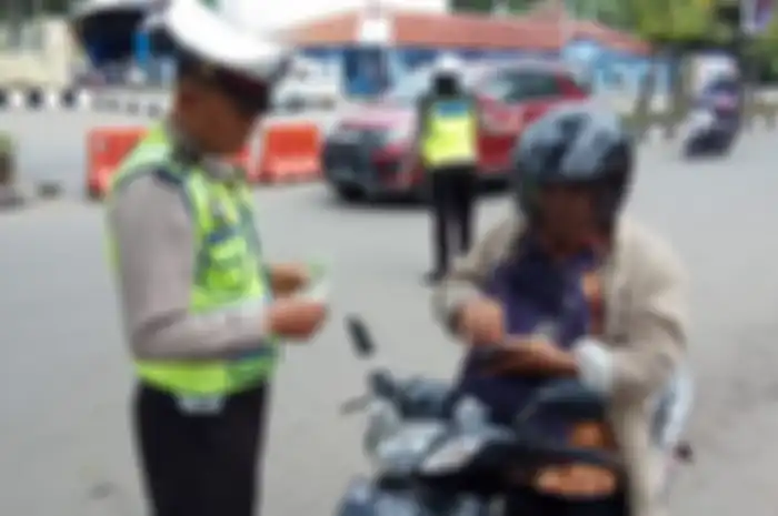 Perbedaan denda tilang enggak bawa SIM dengan enggak punya SIM, awas pemotor jangan sampai salah sebut.
