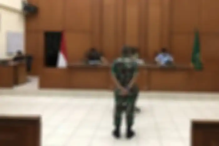 Kolonel Priyanto membentak anak buahnya yang terus merengek agar membawa korban kecelakaan Nagreg ke rumah sakit. 