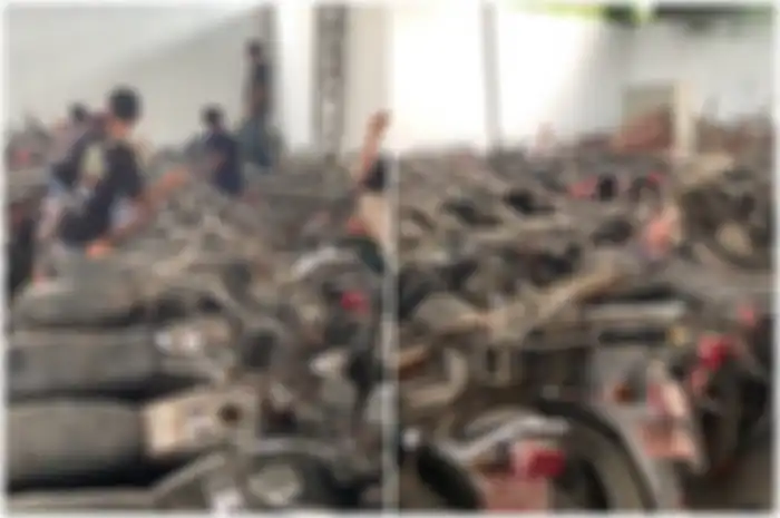 Puluhan motor teronggok di dalam gudang, bak harta karun.
