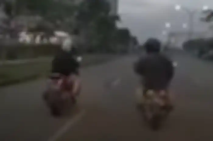 Naik motor sambil ngobrol bisa didenda tilang