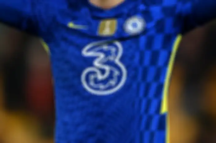 Logo Tri yang ada di jersey utama Chelsea