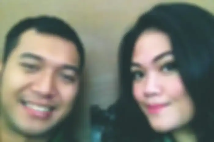 Anak Nia Daniaty Olivia Nathania ternyata belum menghapus foto mantan suaminya. Respons Olivia mendengar korban penipuan meninggal disorot.
