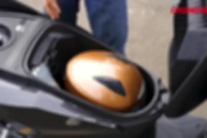 Helm half face di bagasi Honda Vario 160.