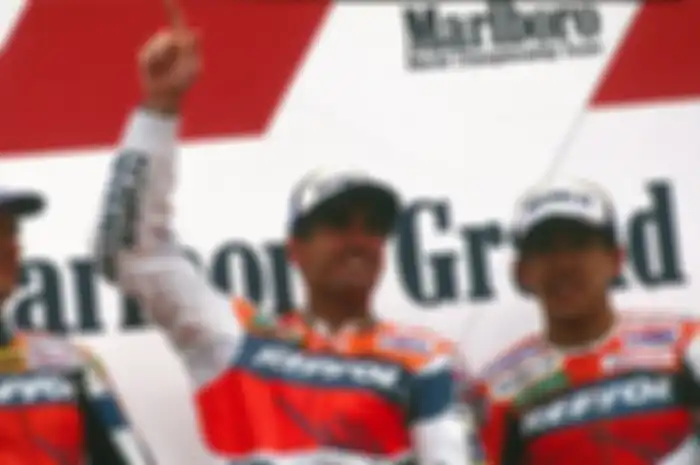 Pembalap Repsol Honda Michael Doohan (tengah) dan Tadayuki Okada (kanan) juara GP Indonesia 1996 dan 1997. Sejarah bicara kira-kira Marc Marquez atau Pol Espargaro juara MotoGP Indonesia 2022?