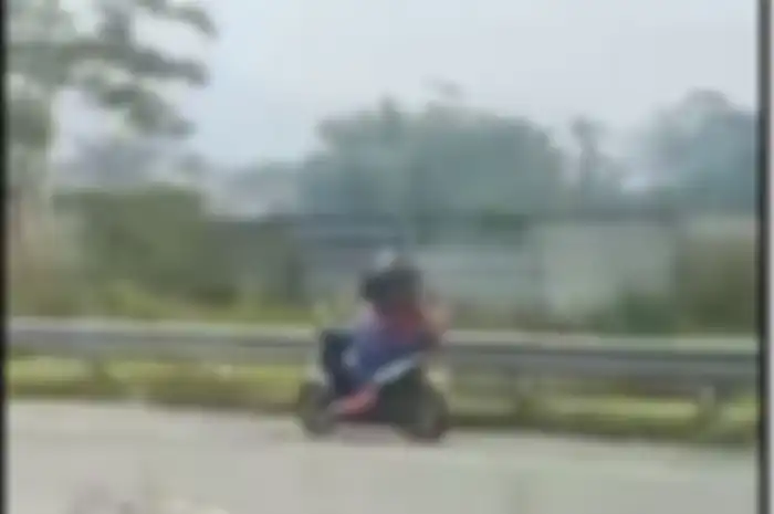 Lagi-lagi pemotor wanita nekat terobos masuk jalan tol dan terjadi di Malang akibat keliru pakai Maps.