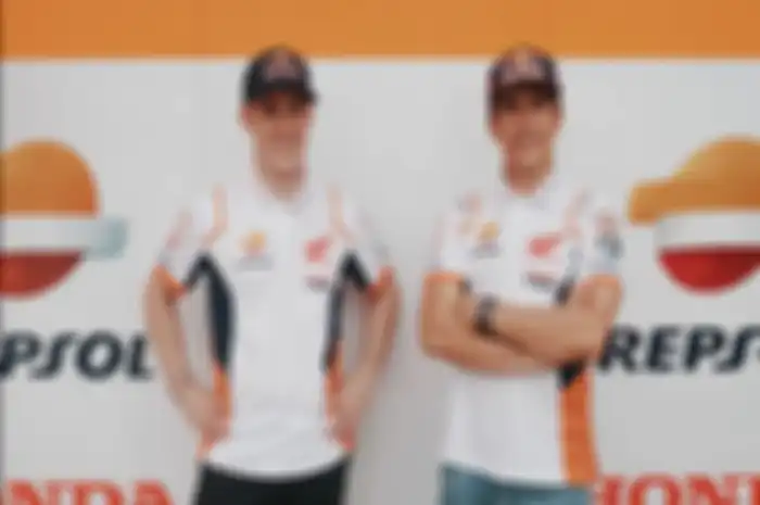 Momen ketika Marc Marquez (kanan) adu pengetahuan tentang Indonesia dengan Pol Espargaro (kiri).