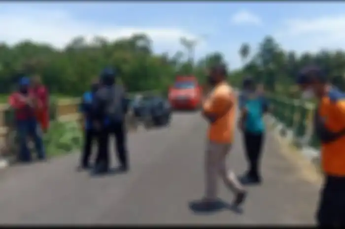 Motor Honda Vario misterius terparkir di jembatan Srakandan Bantul, Daerah Istimewa Yogyakarta (DIY), pemotor lompat dari jembatan?