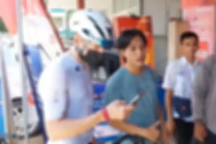 Aleix Espargaro bersama pemilik konter pulsa langganannya