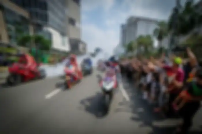 Para pembalap MotoGP menyapa penggemar saat parade di Jakarta