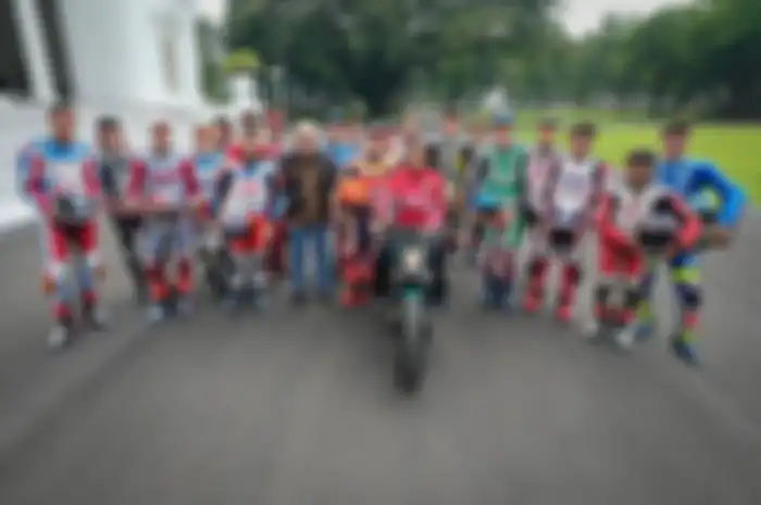 Sebelum pembalap MotoGP parade di Jakarta, foto bersama Presiden Jokowi.