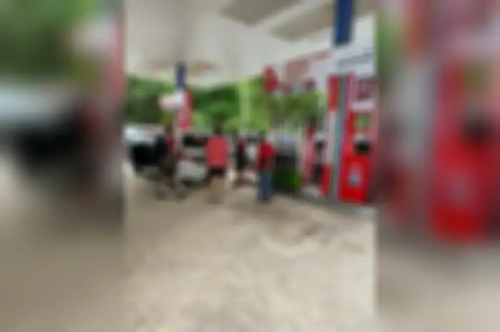 Kocaknya tim yang balap di Sirkuit MotoGP Mandalika 2022 ini, isi bensin mobil arahnya kebalik.