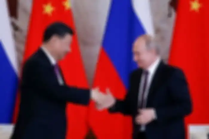 Presiden China Xi Jinping ketika berjabat tangan dengan Presiden Rusia Vladimir Putin.