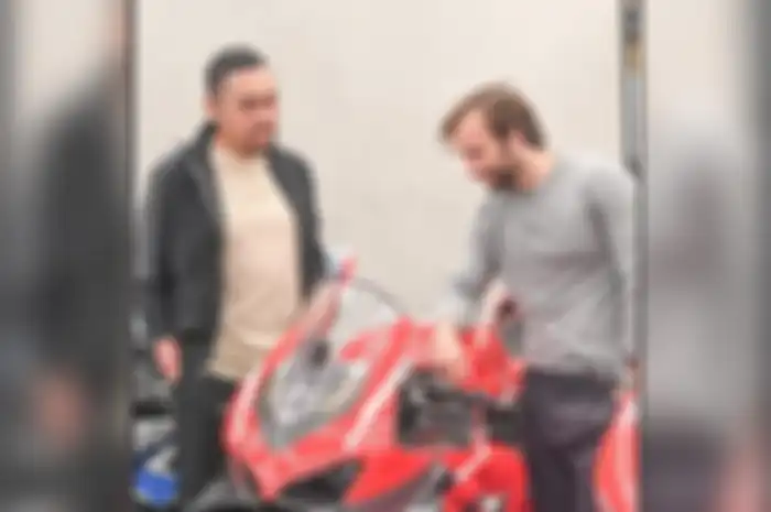 Pembalap MotoGP Johann Zarco diundang 'Crazy Rich Priok' Ahmad Sahroni ke rumahnya!