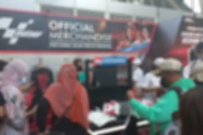 Wuih, para penonton MotoGP Mandalika 2022 serbu merchandise resmi di Bandara Internasional Lombok!
