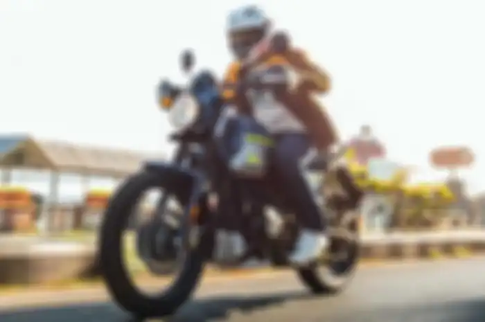 Wuih, motor baru Royal Enfield Scram 411 meluncur.