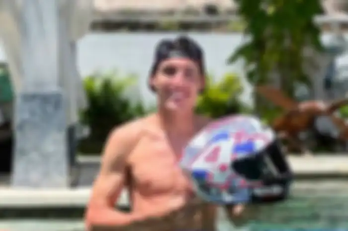 Siap-siap pembalap Aprilia Racing, Aleix Espargaro akan lempar helm ke penonton MotoGP Mandalika 2022.