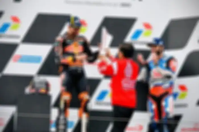 Penyerahan piala dari Presiden Jokowi kepada juara MotoGP Mandalika 2022, Miguel Oliveira.