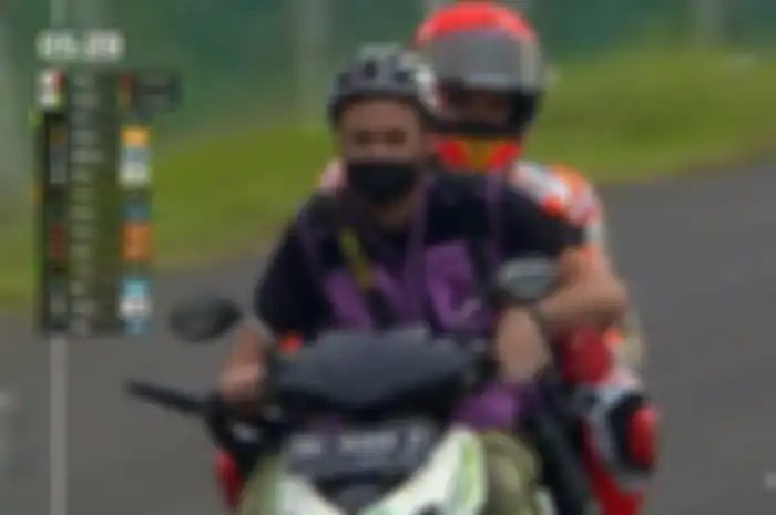 Motor Honda Vario pajak mati bonceng Marc Marquez usai crash di MotoGP Mandalika 2022, bikin netizen ngakak.
