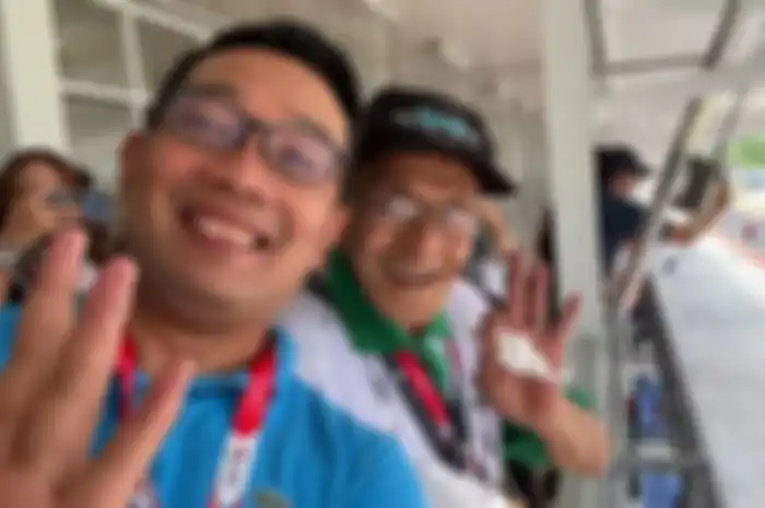 Bahagianya pembalap legendaris Indonesia, Tjetjep Euwjong Herijana (kanan) nonton langsung MotoGP Mandalika 2022 di Sirkuit Mandalika bareng Ridwan Kamil (kiri).