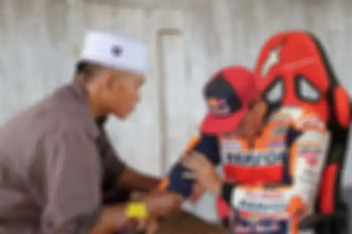 Meme kocak pembalap Marc Marquez usai MotoGP Indonesia 2022, dari pijat urut sampai punya kartu BPJS.