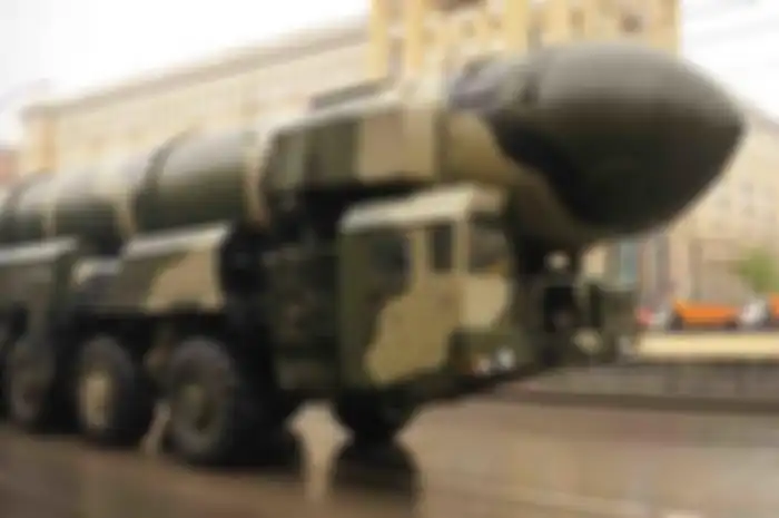 Bom Nuklir RT-2PM ICBM yang diangkut menggunakan truk militer