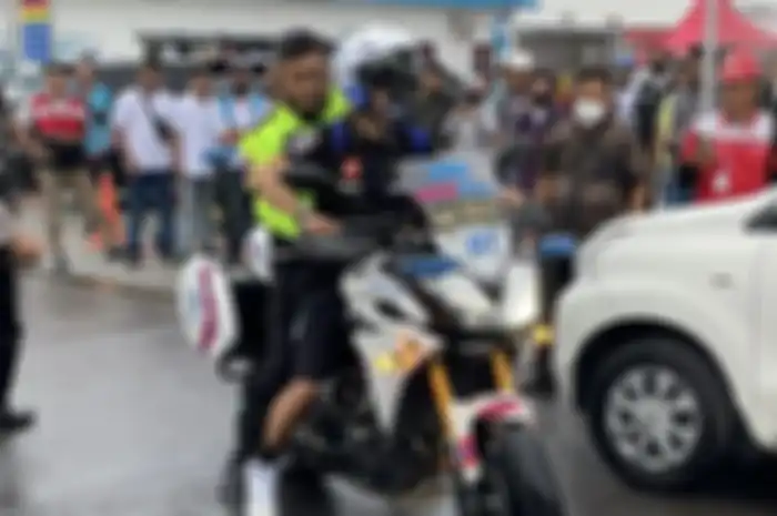 Momen saat pembalap MotoGP dan juga murid Valentino Rossi, Franco Morbidelli bonceng polisi pakai motor.