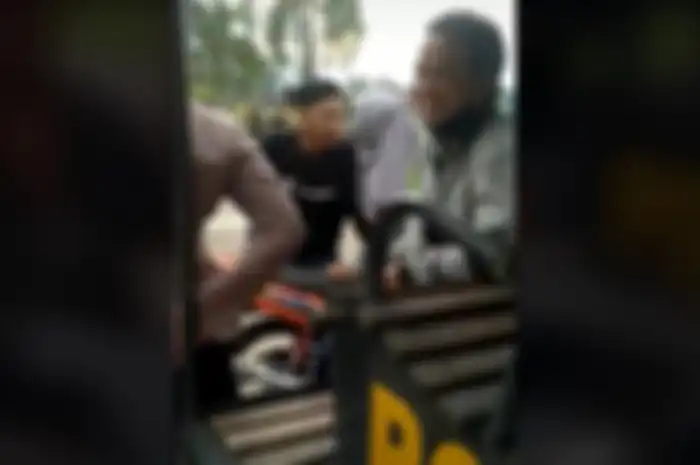 Langsung disorakin, sepasang kekasih ribut di depan polisi.