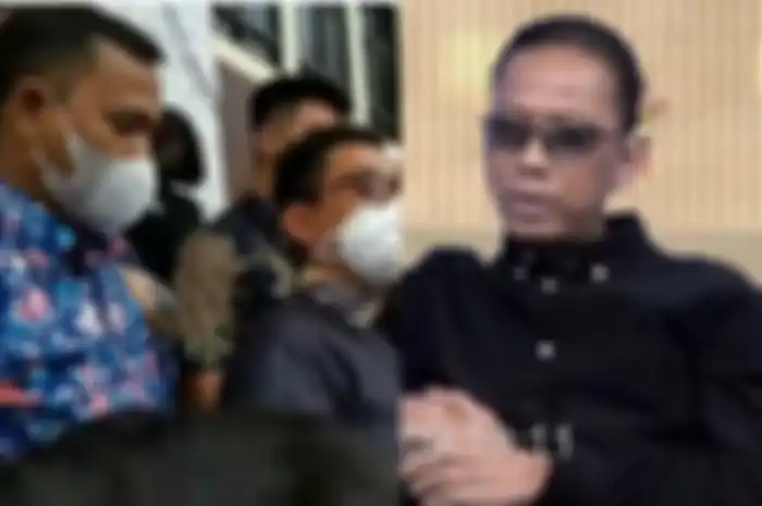 Faisal didampingi pengacara (kiri) dan Doddy Sudrajat (kanan)