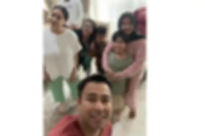Tante Lala bahagia bisa ajak anaknya foto bareng dengan banyak artis. Salah satunya, Raffi Ahmad. Ini alasannya menikah di usia muda.