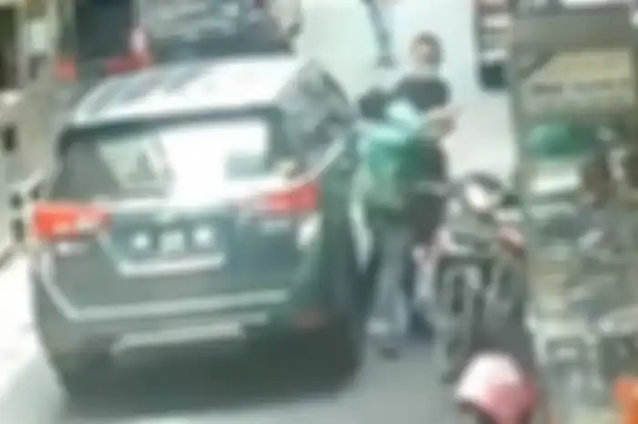 Ojol dan pengemudi mobil adu jotos