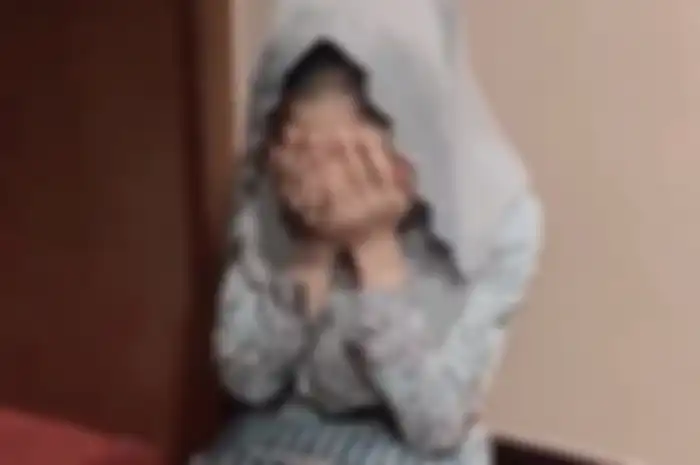 Uut Permatasari menutupi wajahnya dengan kedua tangannya. istri Kapolres Gowa mendapat musibah. Foto perutnya jadi sorotan.