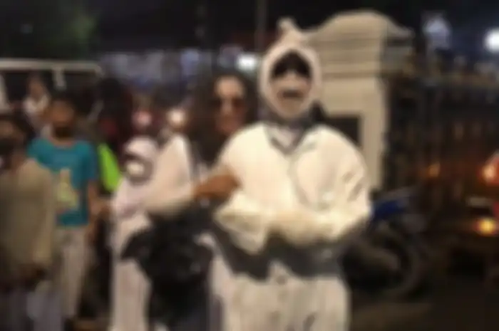 Pawai Obor di Ciganjur Diramaikan Ondel-Ondel dan Kostum Pocong Warga