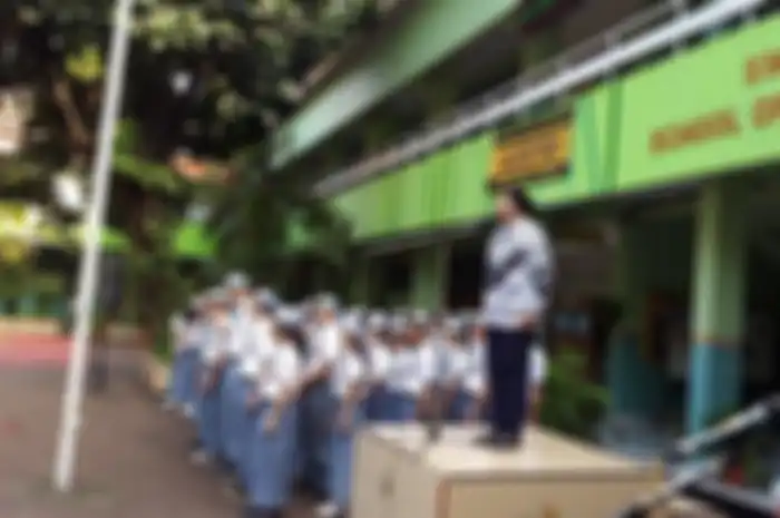 Olivia Nathania mendapat vonis 3 tahun penjara. Guru SMA anak Nia Daniaty yang menjadi korban penipuan pingsan di ruang sidang. 