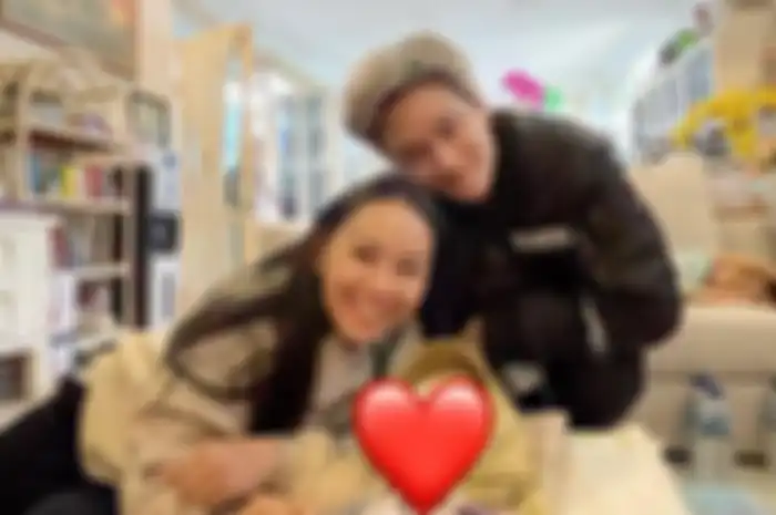 Kalina Oktarani berduka. Dia telah kehilangan ibunda tercinta. Ternyata foto sang ibunda menggendong Azka Corbuzier curi perhatian.