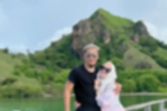 Istri Pasha Ungu Adelia Wilhelmina menikmati kehidupan mewah di istana megah. Sementara Okie Agustina sibuk kupas bawang di dapur.