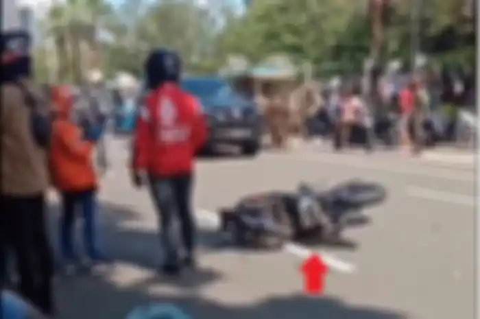 Polisi buru sopir bajaj yang kabur setelah kecelakaan dengan biker motor sport di depan Balai Kota.
