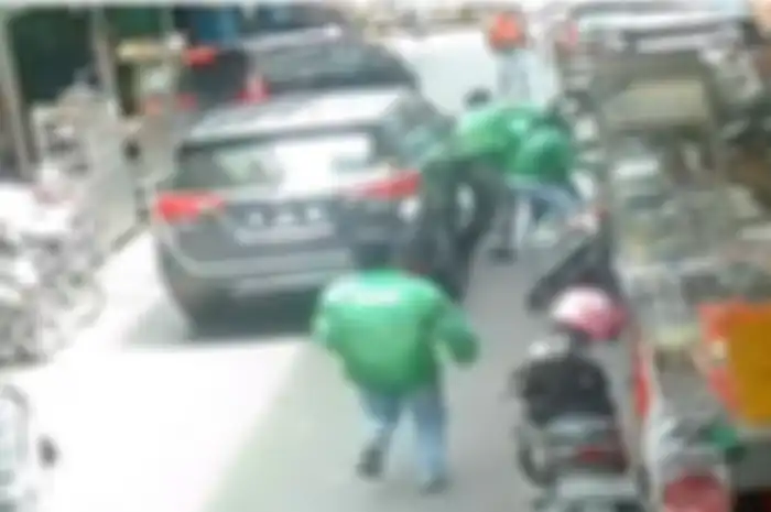 Driver ojol hajar sopir mobil di Medan, polisi langsung buru pelaku.