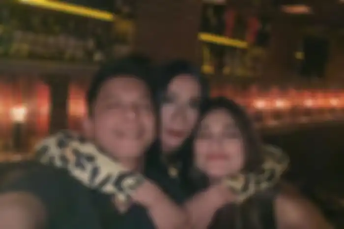 Aming membuat netizen heboh usai mengunggah foto bareng Ariel NOAH dan Luina Maya. Dia bongkar rahasia mantan pasangan itu.