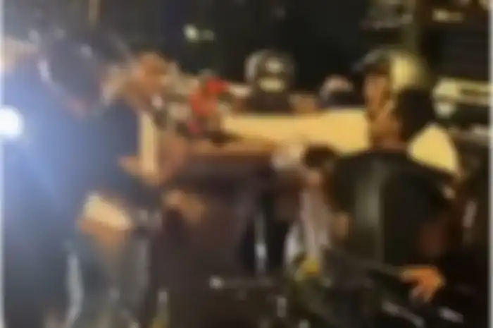 Kasus pemotor keroyok sopir mobil di JLNT Casablanca, dua orang jadi tersangka.